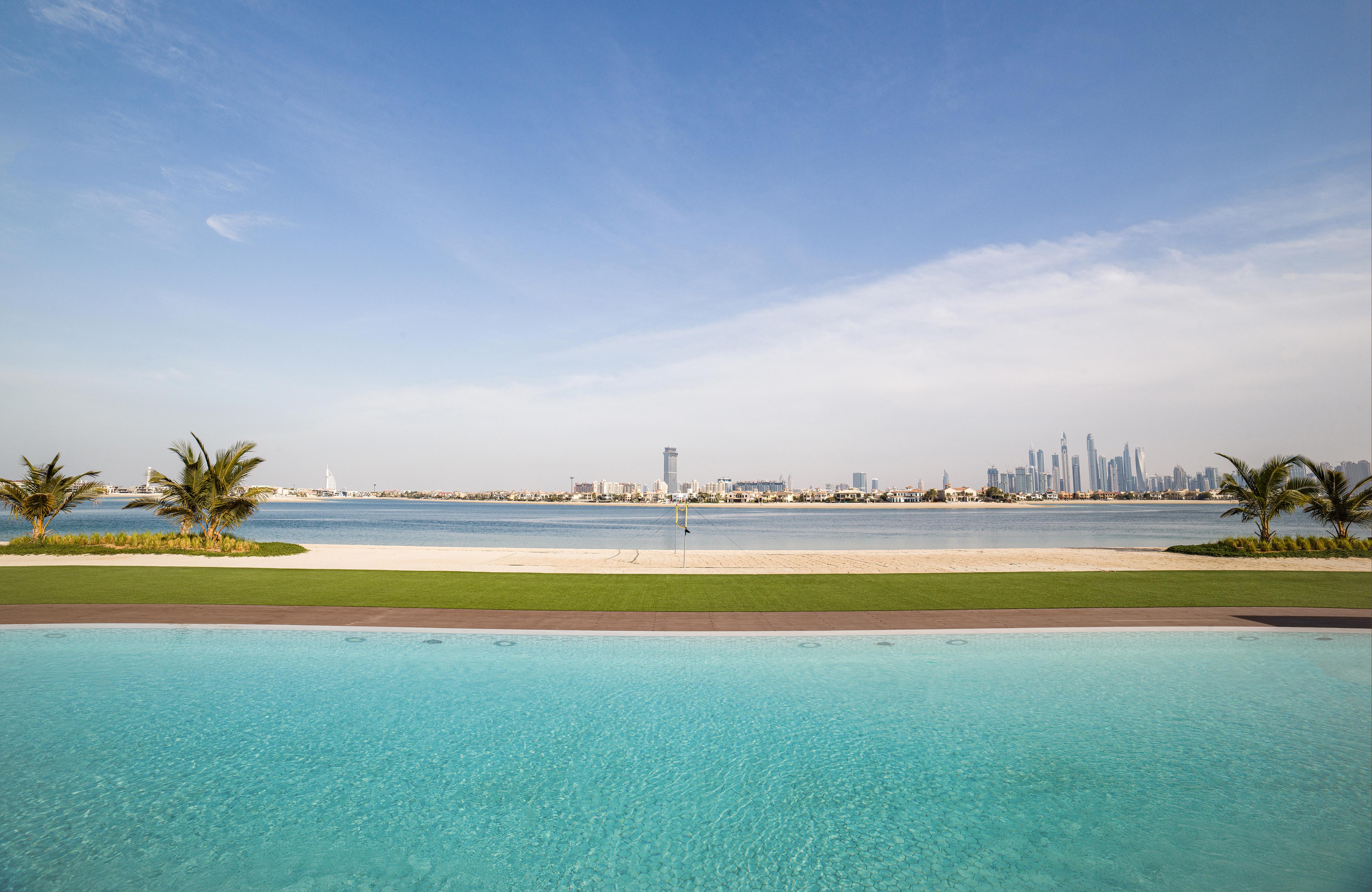 Th8 Palm Dubai Beach Resort, Vignette Collection By Ihg Екстериор снимка View of Dubai from the pool at Jumeirah Islands