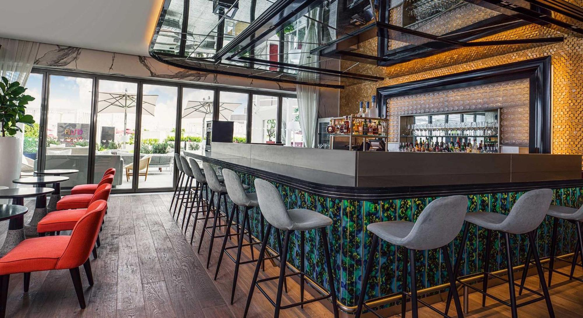 Th8 Palm Dubai Beach Resort, Vignette Collection By Ihg Екстериор снимка The bar at the 12th floor