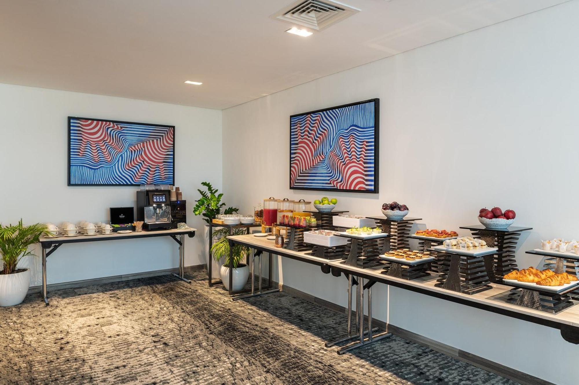 Th8 Palm Dubai Beach Resort, Vignette Collection By Ihg Екстериор снимка The lounge at the airport