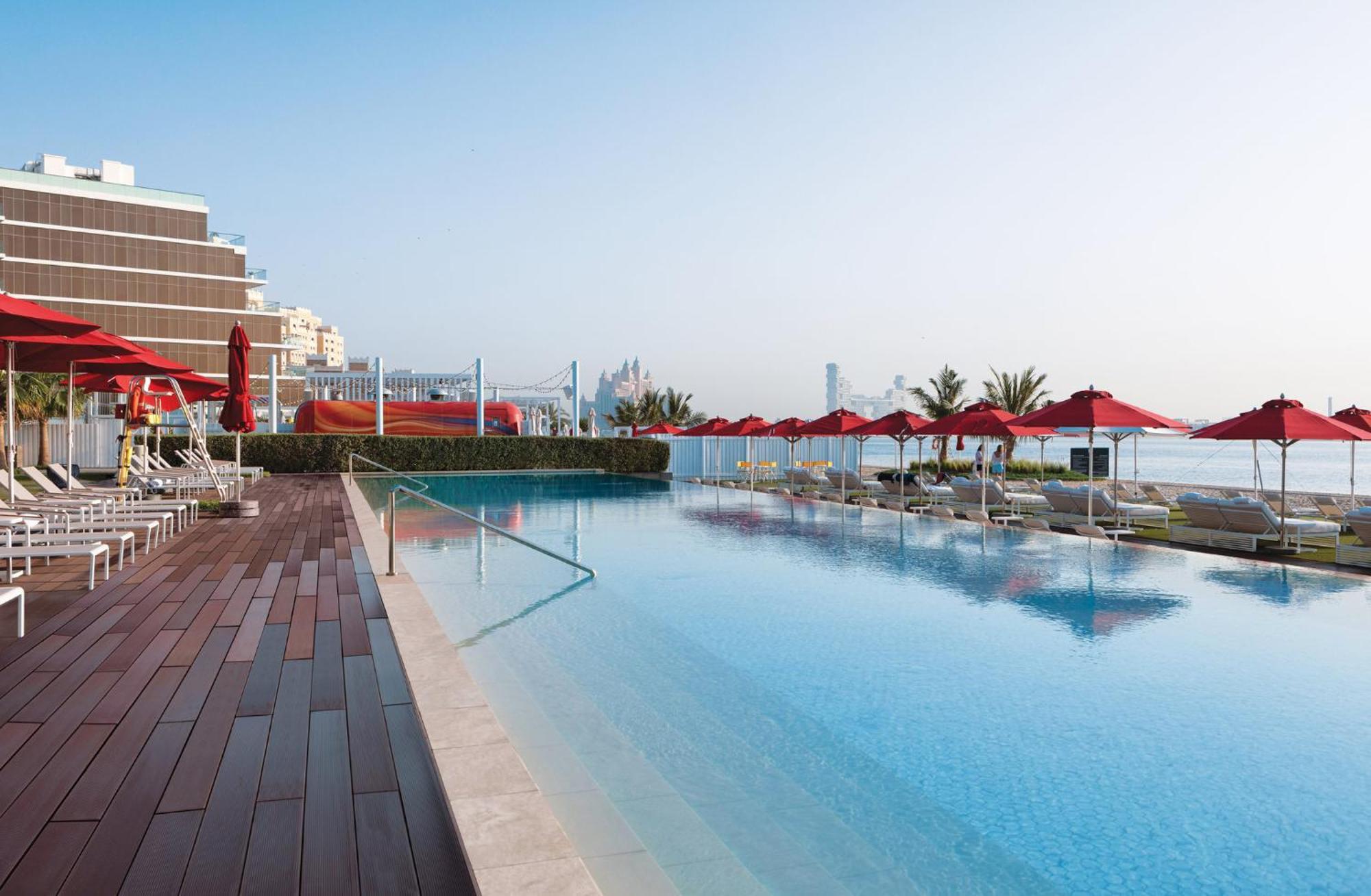 Th8 Palm Dubai Beach Resort, Vignette Collection By Ihg Екстериор снимка The swimming pool at the hotel