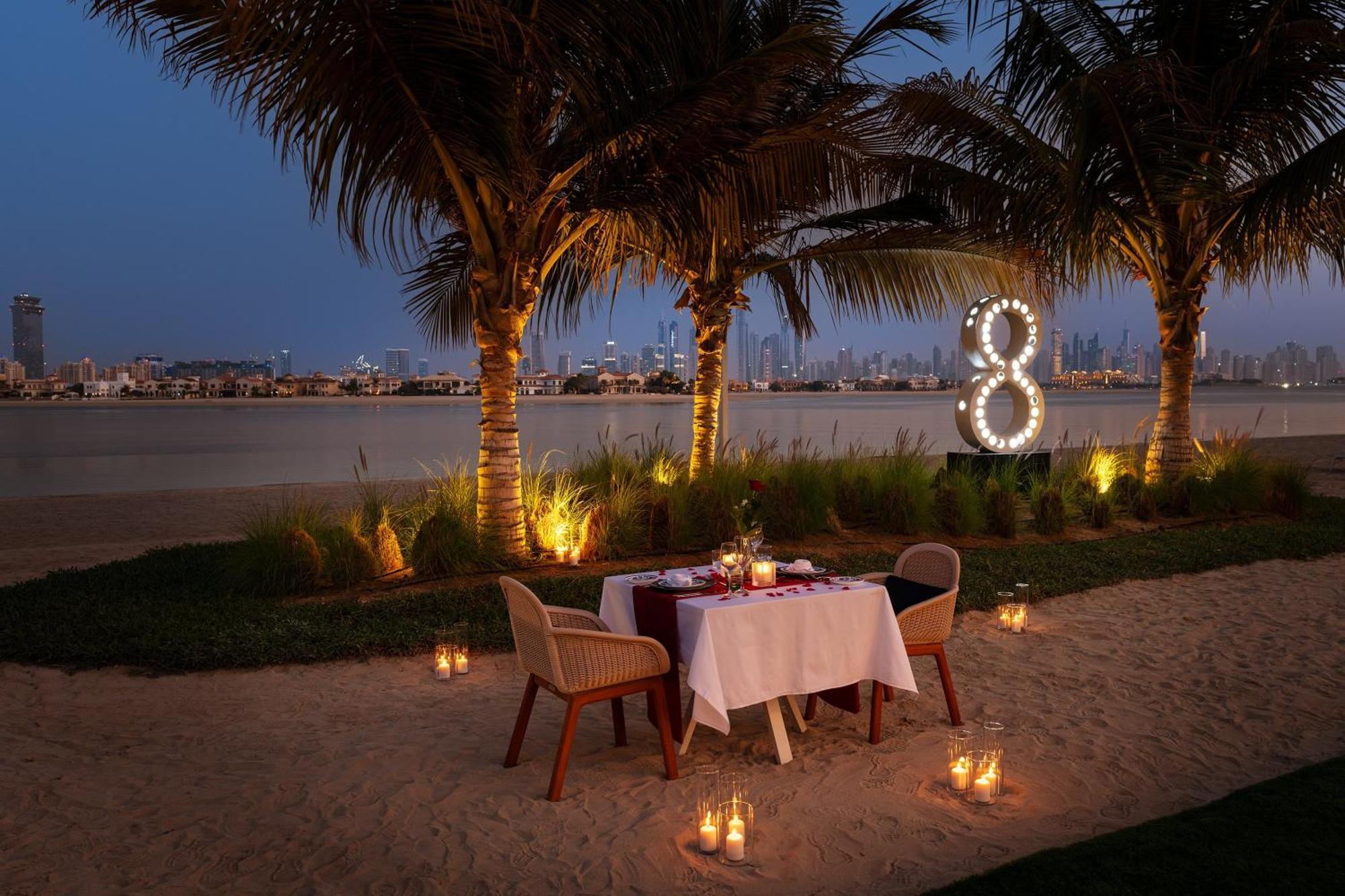 Th8 Palm Dubai Beach Resort, Vignette Collection By Ihg Екстериор снимка Beach dining at Jumeirah Creekside