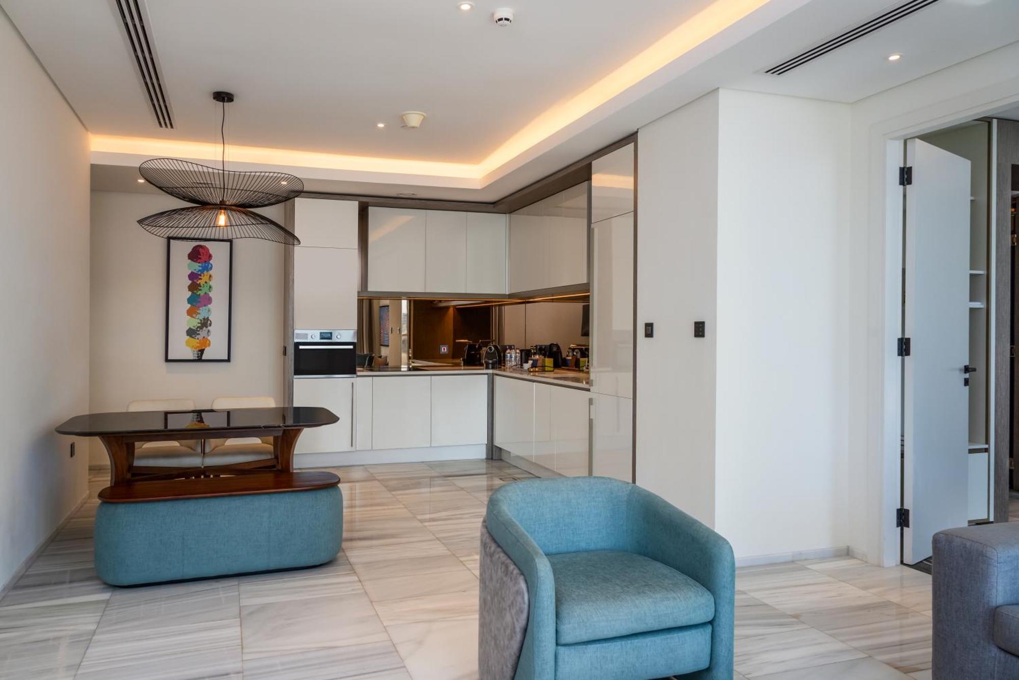 Th8 Palm Dubai Beach Resort, Vignette Collection By Ihg Екстериор снимка A kitchen in a serviced apartment in Dubai