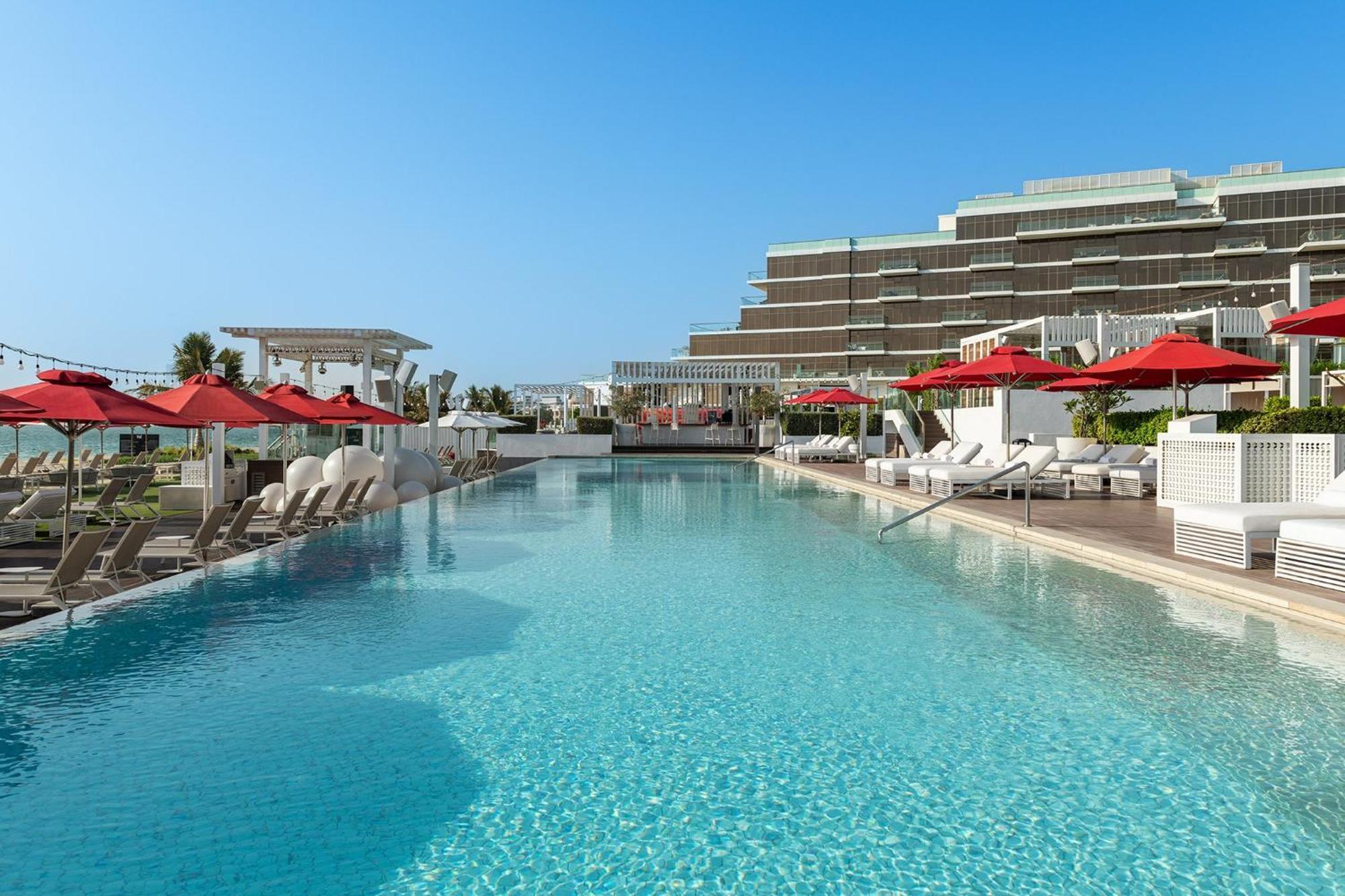 Th8 Palm Dubai Beach Resort, Vignette Collection By Ihg Екстериор снимка The pool at the hotel