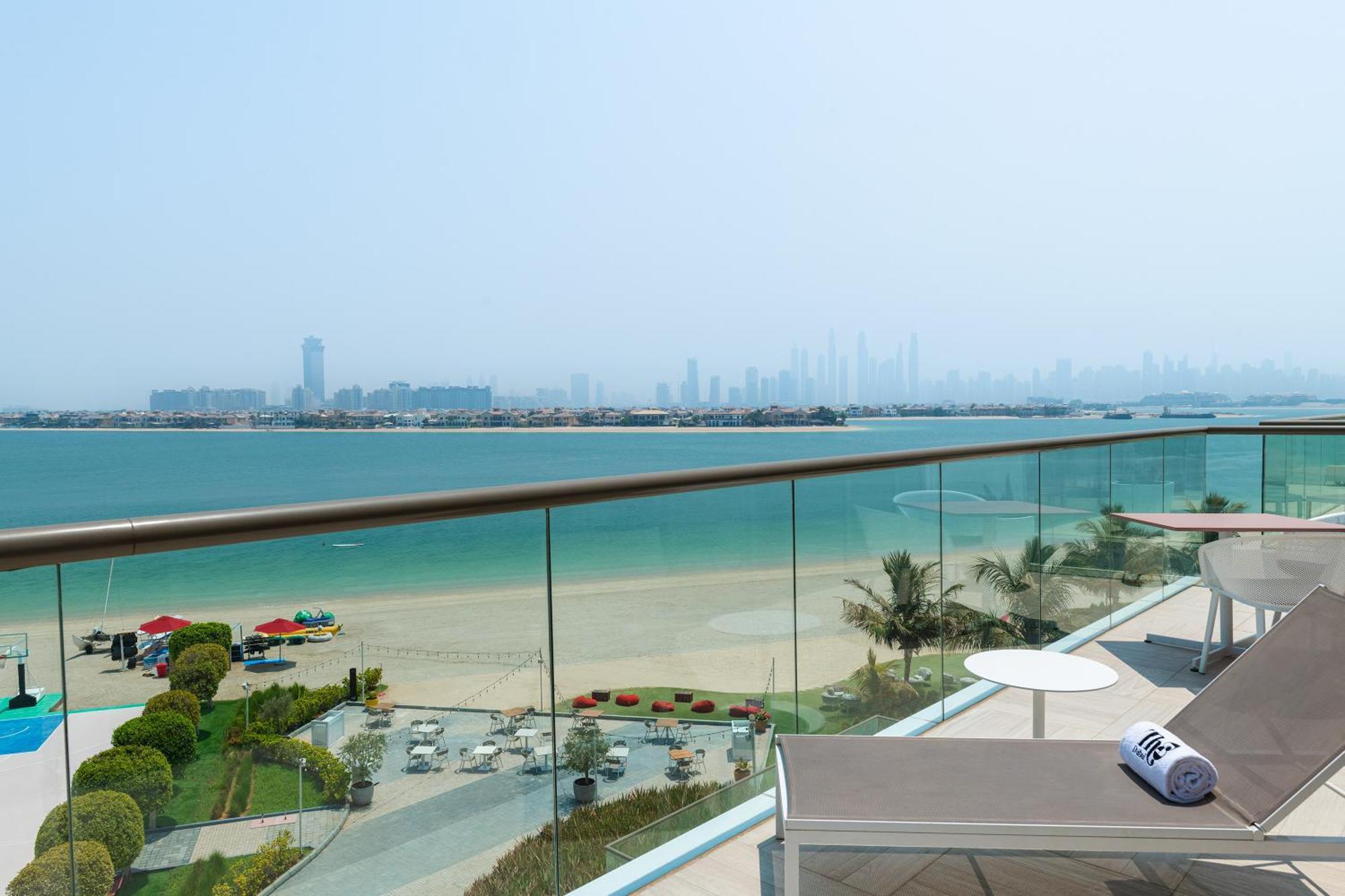 Th8 Palm Dubai Beach Resort, Vignette Collection By Ihg Екстериор снимка View of the Palm Jumeirah from the hotel